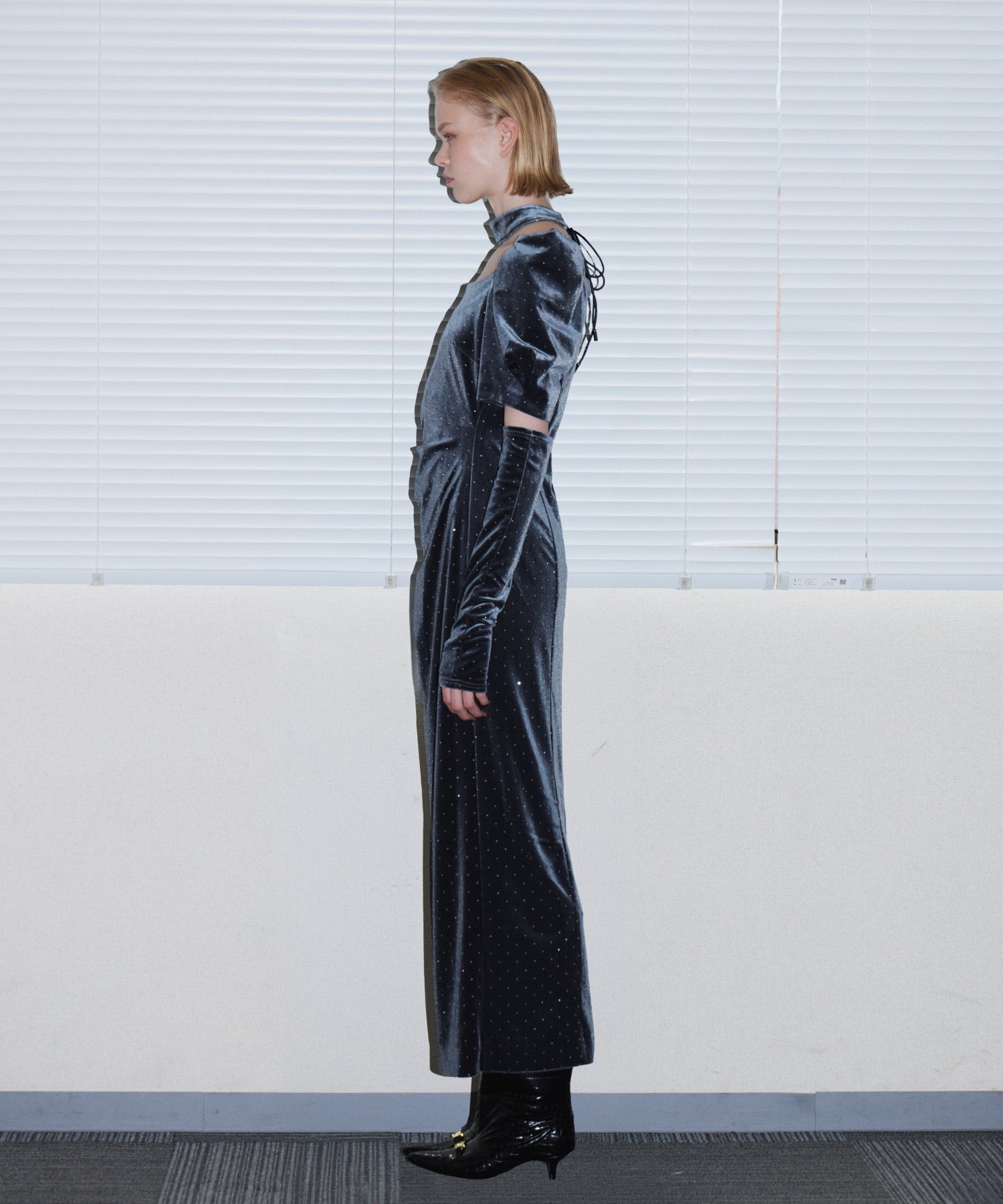 GRINT VELOUR DRESS チャコール 横全身着用