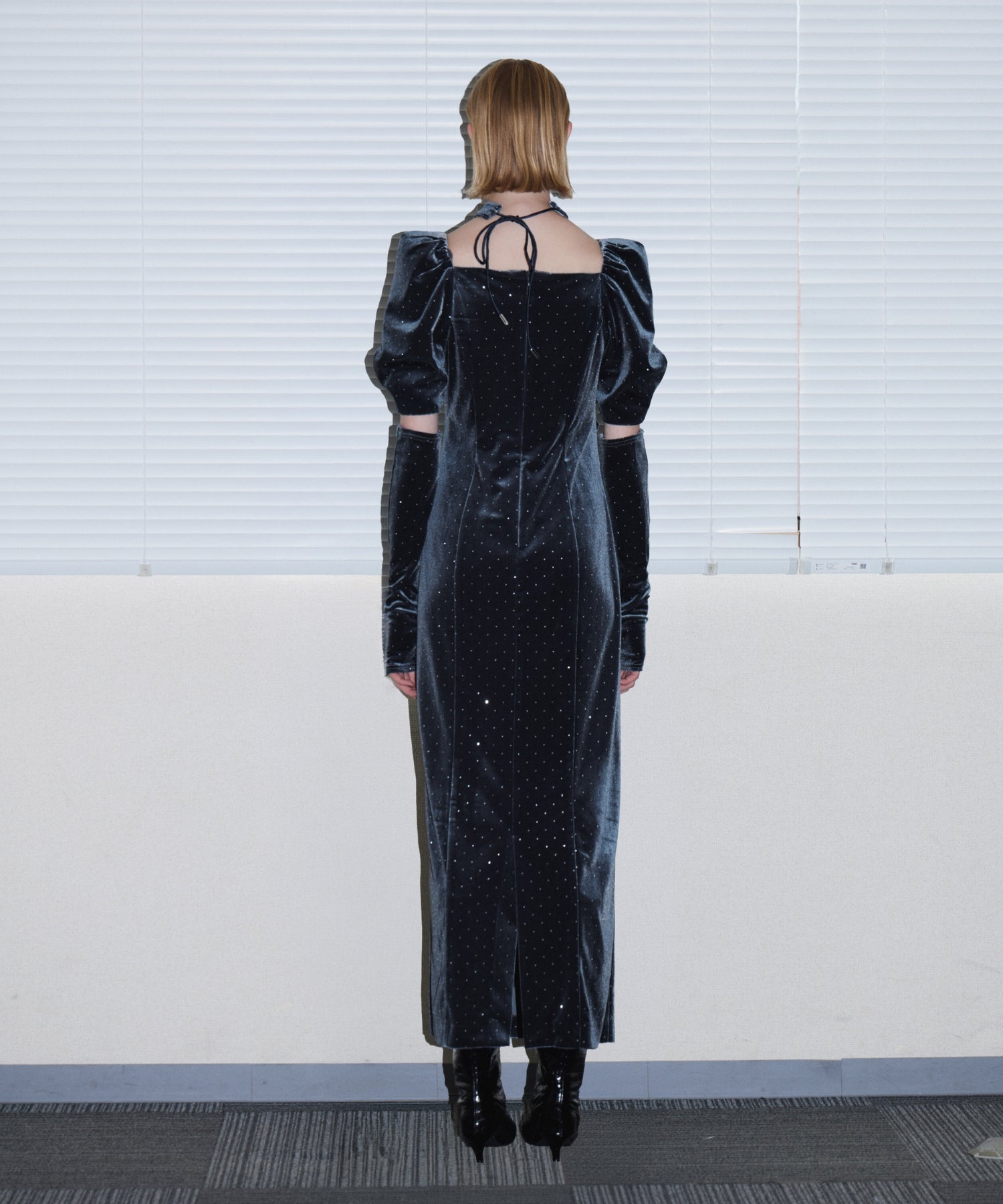 GRINT VELOUR DRESS チャコール 背面全身着用
