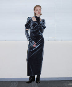 GRINT VELOUR DRESS チャコール 正面全身着用ポーズ