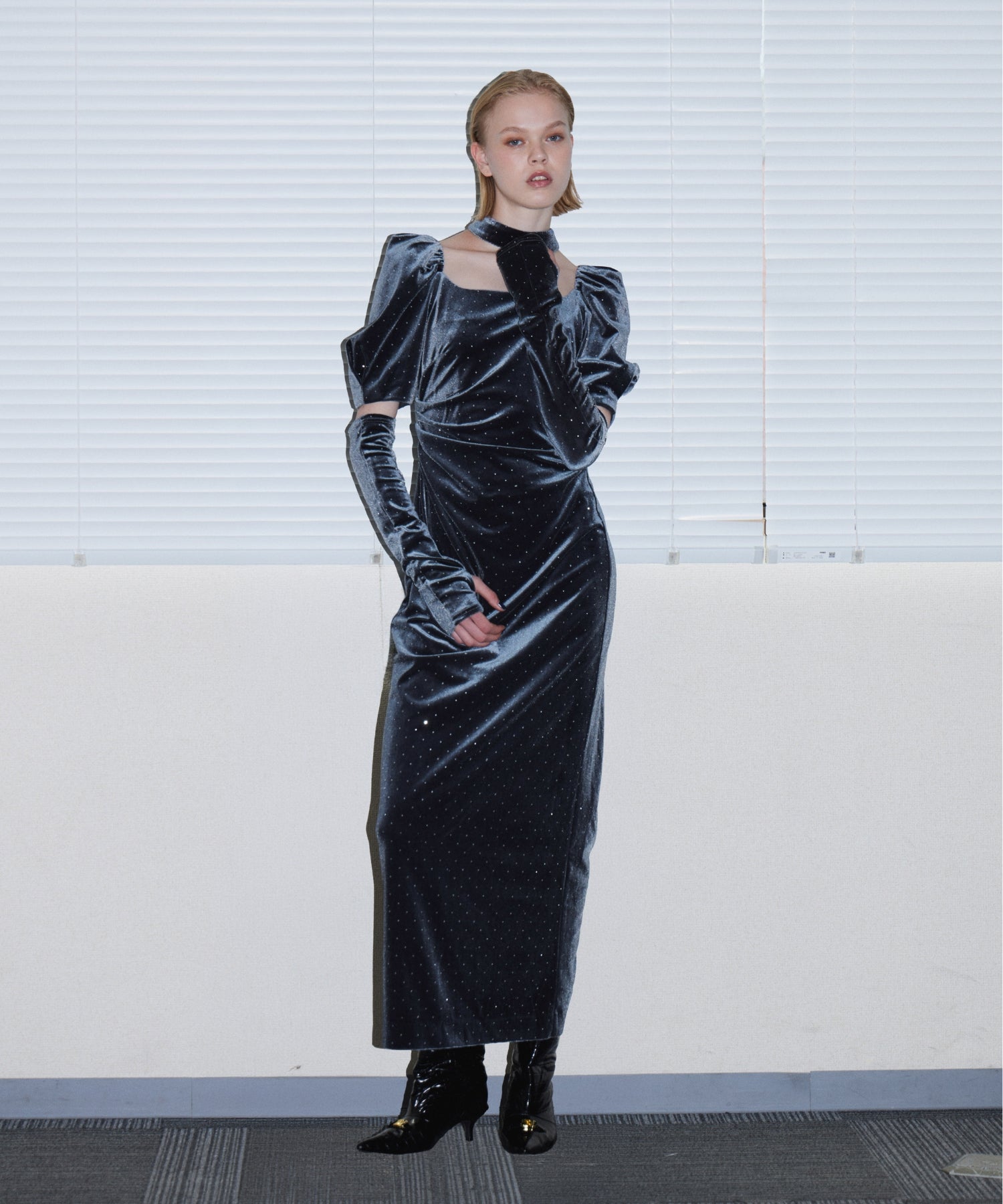 GRINT VELOUR DRESS チャコール 正面全身着用ポーズ
