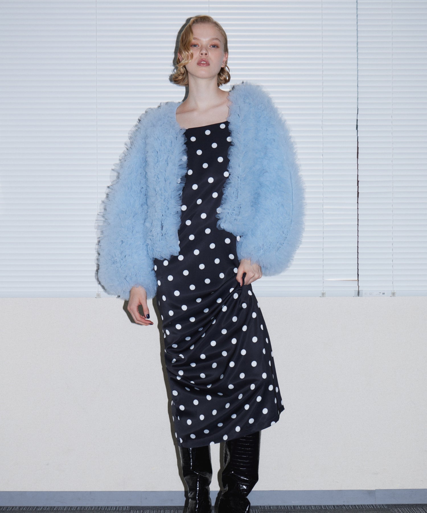 VOLUME TULLE JACKET  ブルー 正面全身ポーズ