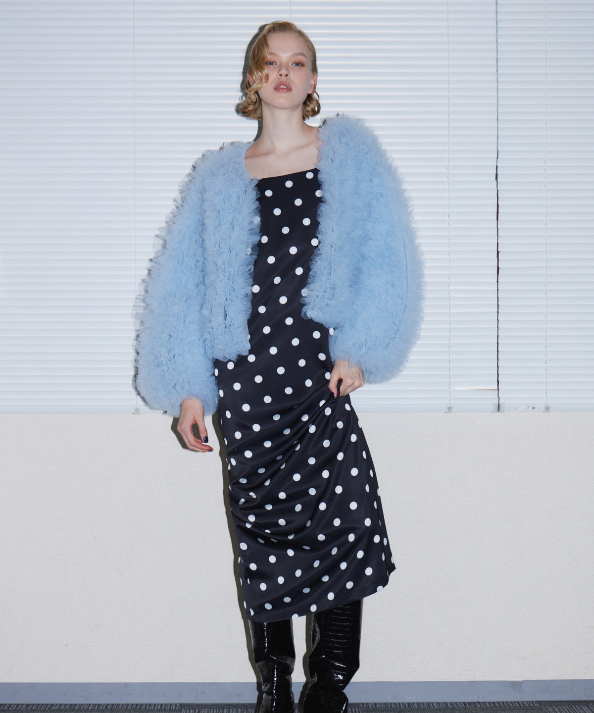 VOLUME TULLE JACKET  ブルー 正面全身ポーズ