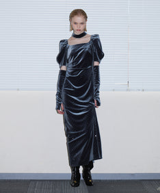 GRINT VELOUR DRESS チャコール 正着全身着用ポーズ