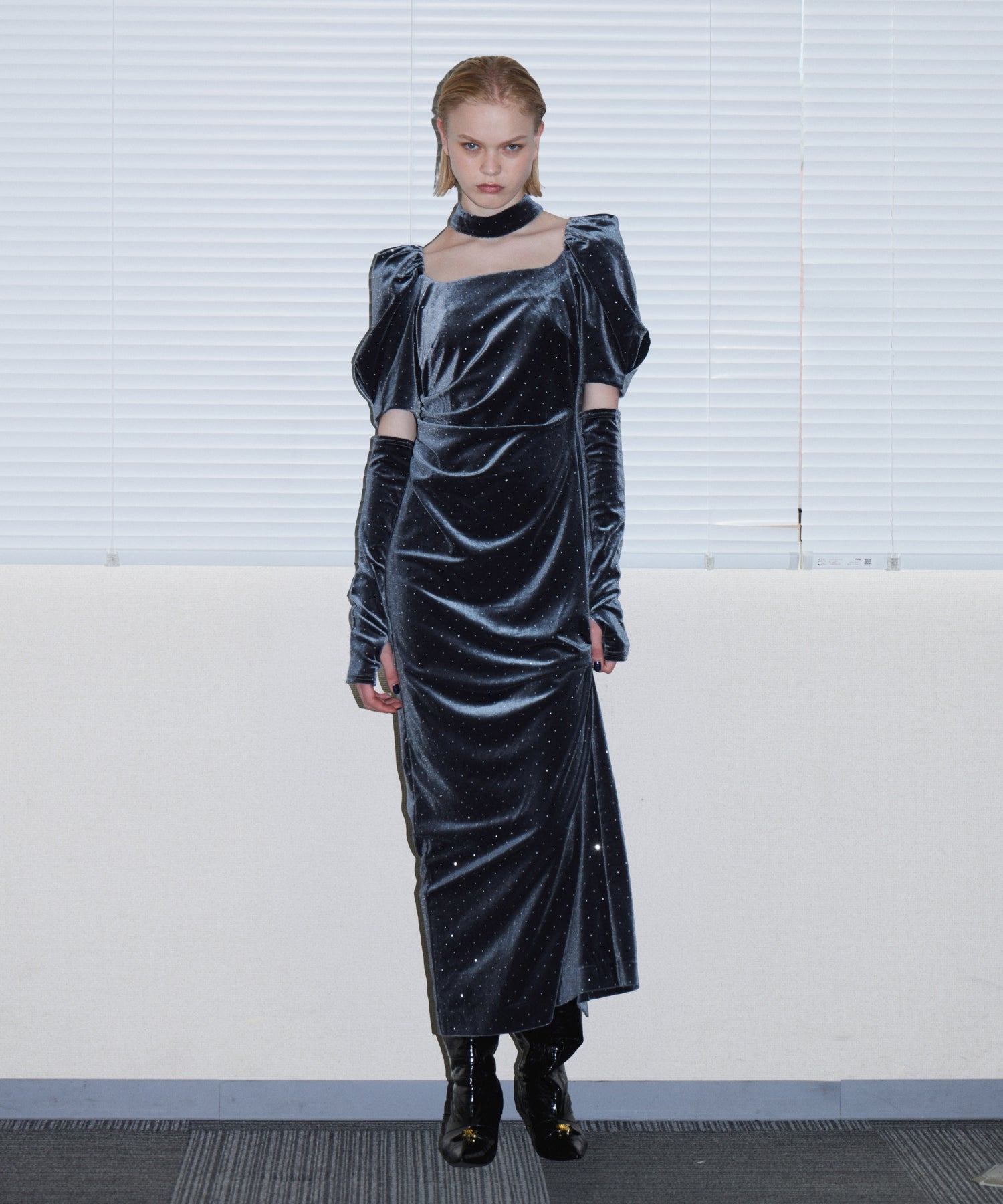 GRINT VELOUR DRESS チャコール 正着全身着用ポーズ