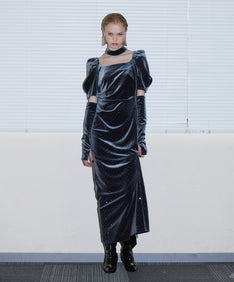 GRINT VELOUR DRESS チャコール 正着全身着用ポーズ