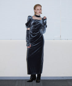 GRINT VELOUR DRESS チャコール 正面全身着用ポーズ