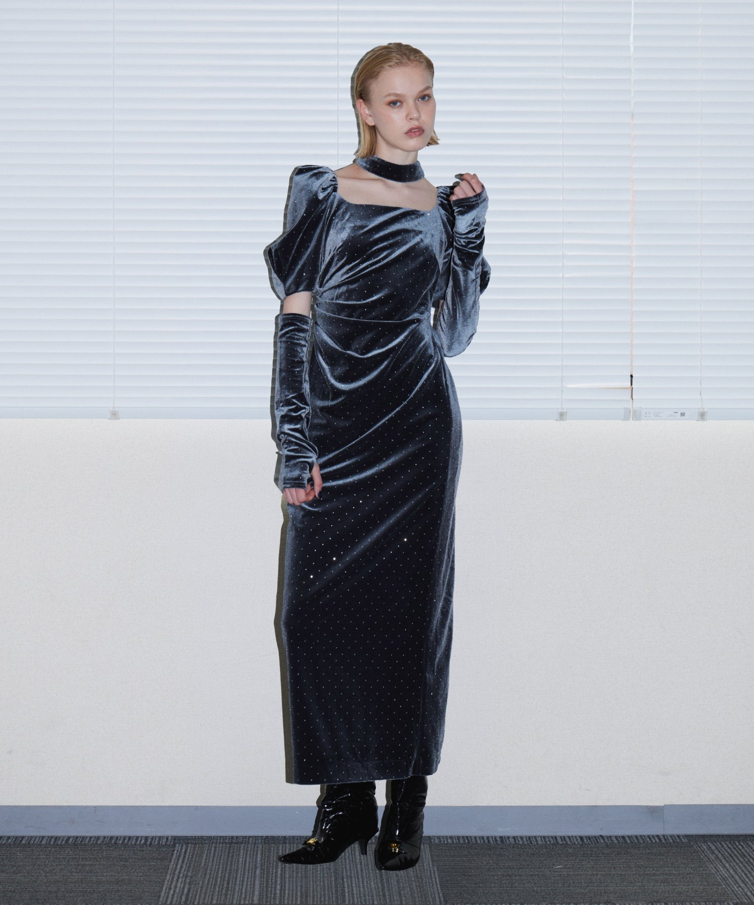 GRINT VELOUR DRESS チャコール 正面全身着用ポーズ