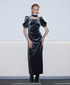 GRINT VELOUR DRESS チャコール 正面全身着用ポーズ
