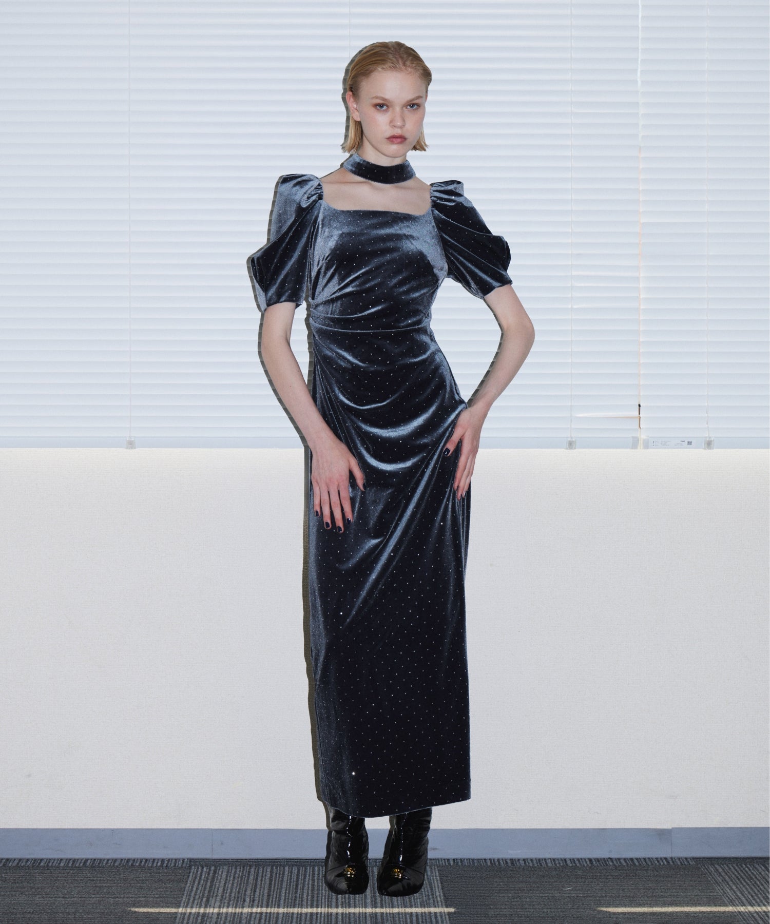 GRINT VELOUR DRESS チャコール 正面全身着用ポーズ