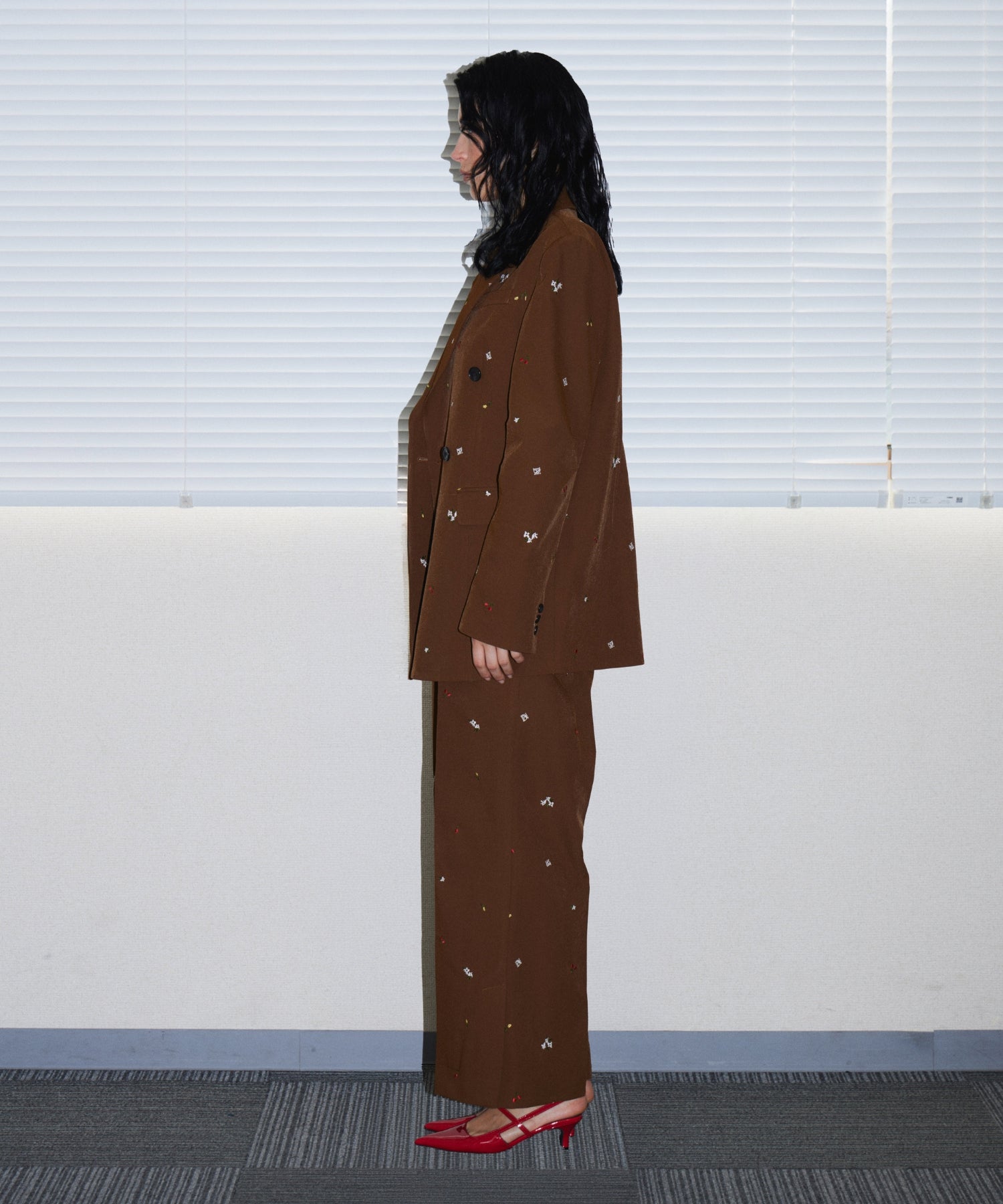 SIGNATURE JACKET ブラウン 横向き全身