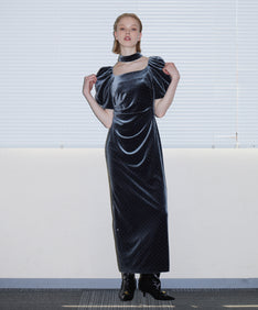 GRINT VELOUR DRESS チャコール 正面全身着用ポーズ