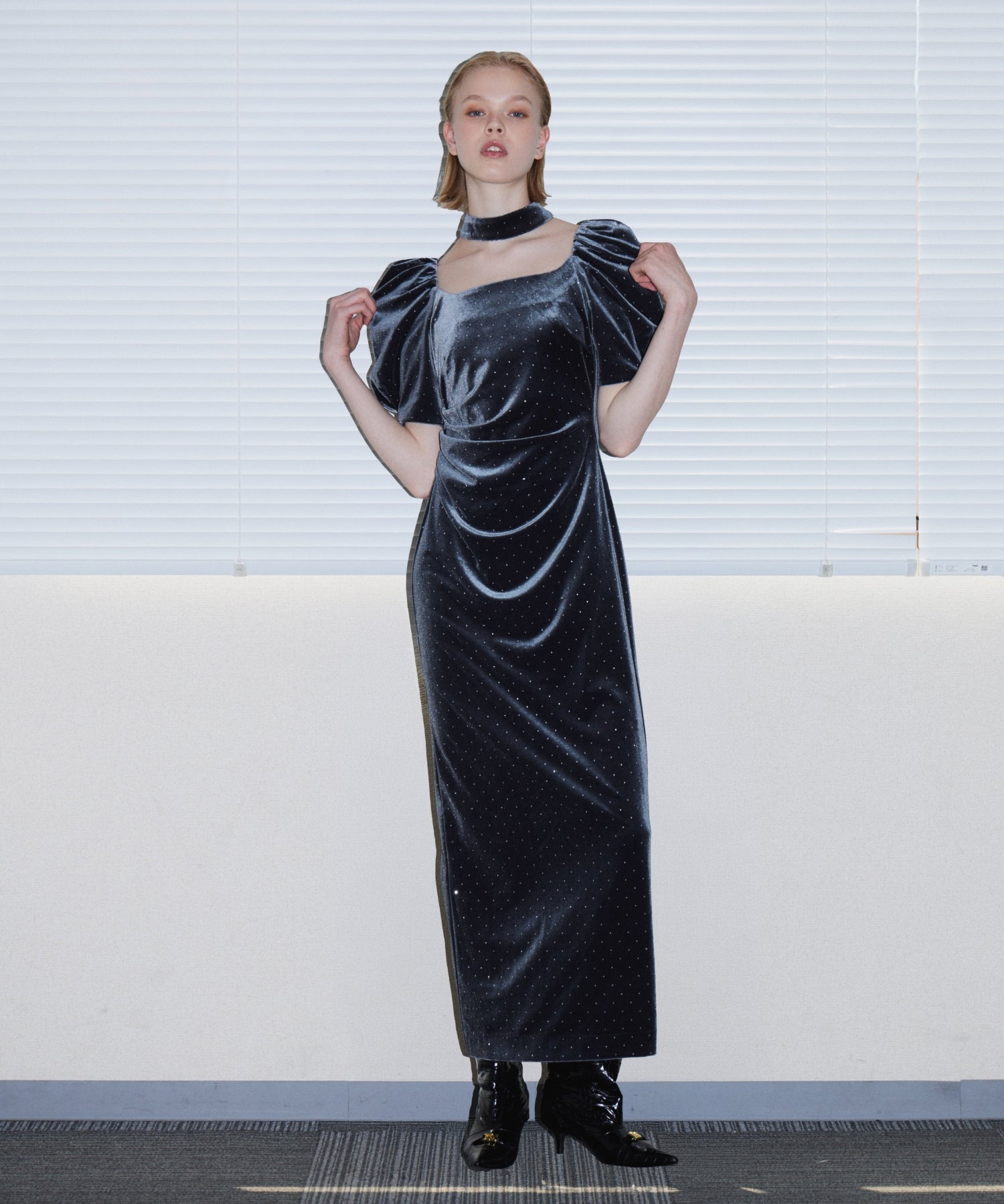GRINT VELOUR DRESS チャコール 正面全身着用ポーズ