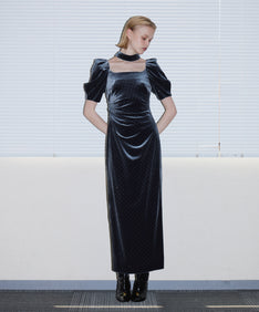 GRINT VELOUR DRESS チャコール 正面全身着用ポーズ