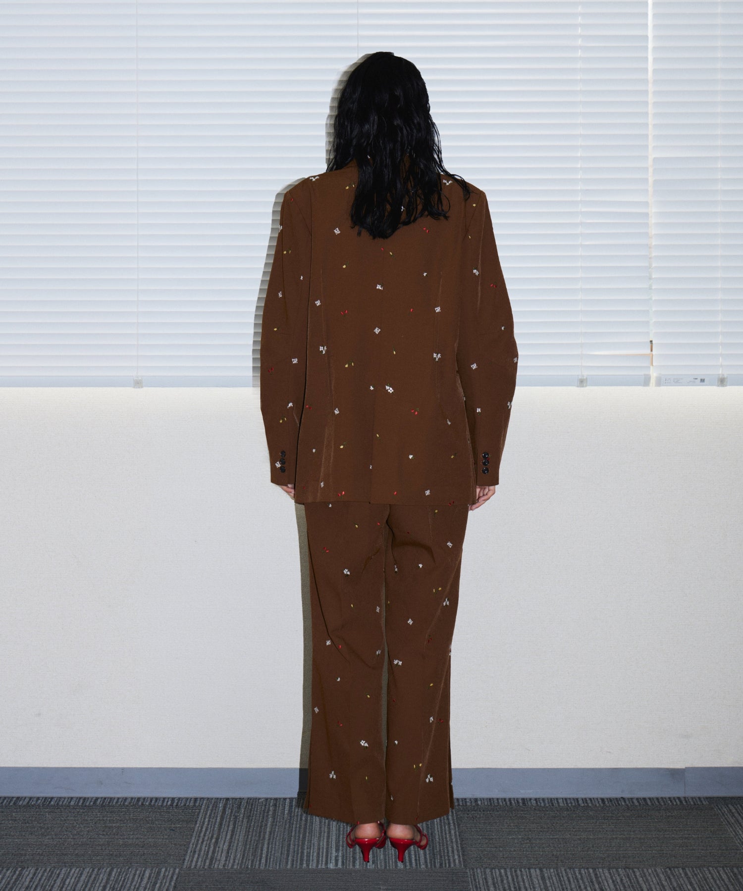 SIGNATURE JACKET ブラウン 後ろ全身