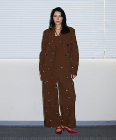 SIGNATURE EMBROIDERY ALL IN ONE  ブラウン 正面全身ポーズ
