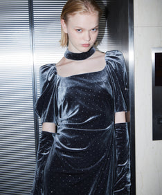 GRINT VELOUR DRESS チャコール 正面アップ着用ポーズ