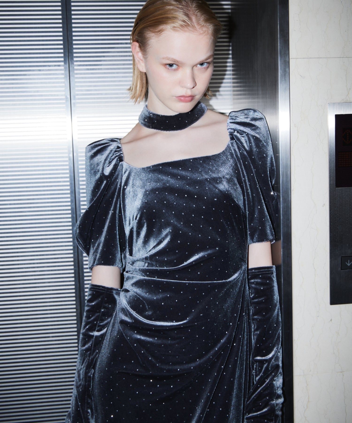 GRINT VELOUR DRESS チャコール 正面アップ着用ポーズ