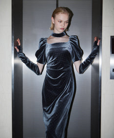 GRINT VELOUR DRESS チャコール 正面アップ着用ポーズ