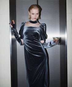 GRINT VELOUR DRESS チャコール 正面アップ着用ポーズ