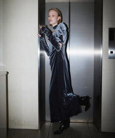 GRINT VELOUR DRESS チャコール 着用ポーズ