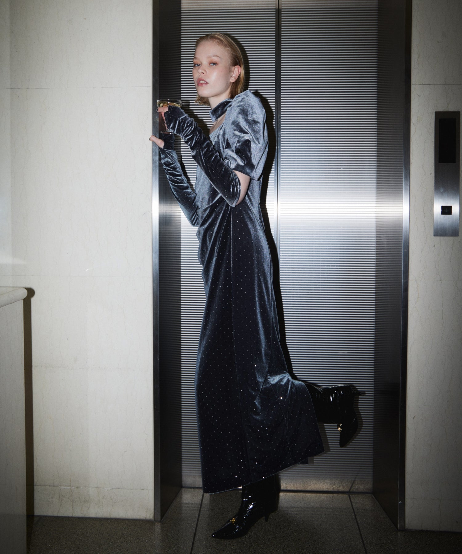 GRINT VELOUR DRESS チャコール 着用ポーズ