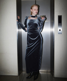 GRINT VELOUR DRESS チャコール 正面全身着用ポーズ