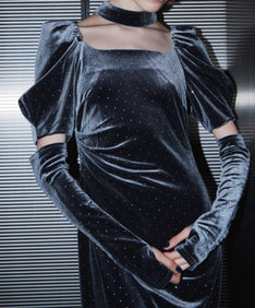 GRINT VELOUR DRESS チャコール 正面アップ着用ポーズ