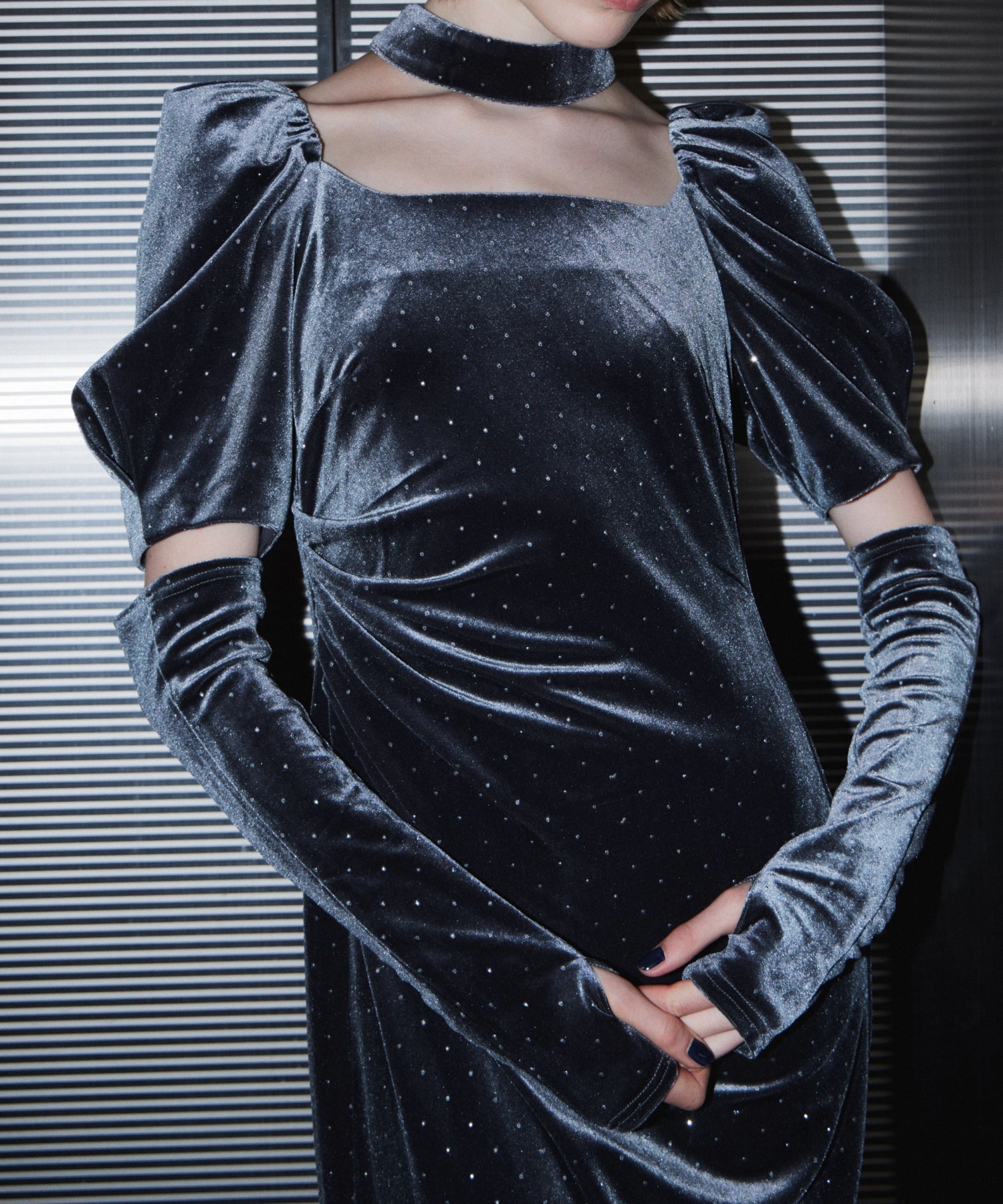 GRINT VELOUR DRESS チャコール 正面アップ着用ポーズ