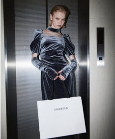GRINT VELOUR DRESS チャコール 正面アップ着用ポーズ