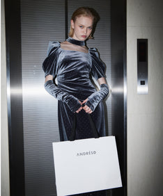 GRINT VELOUR DRESS チャコール 正面アップ着用ポーズ