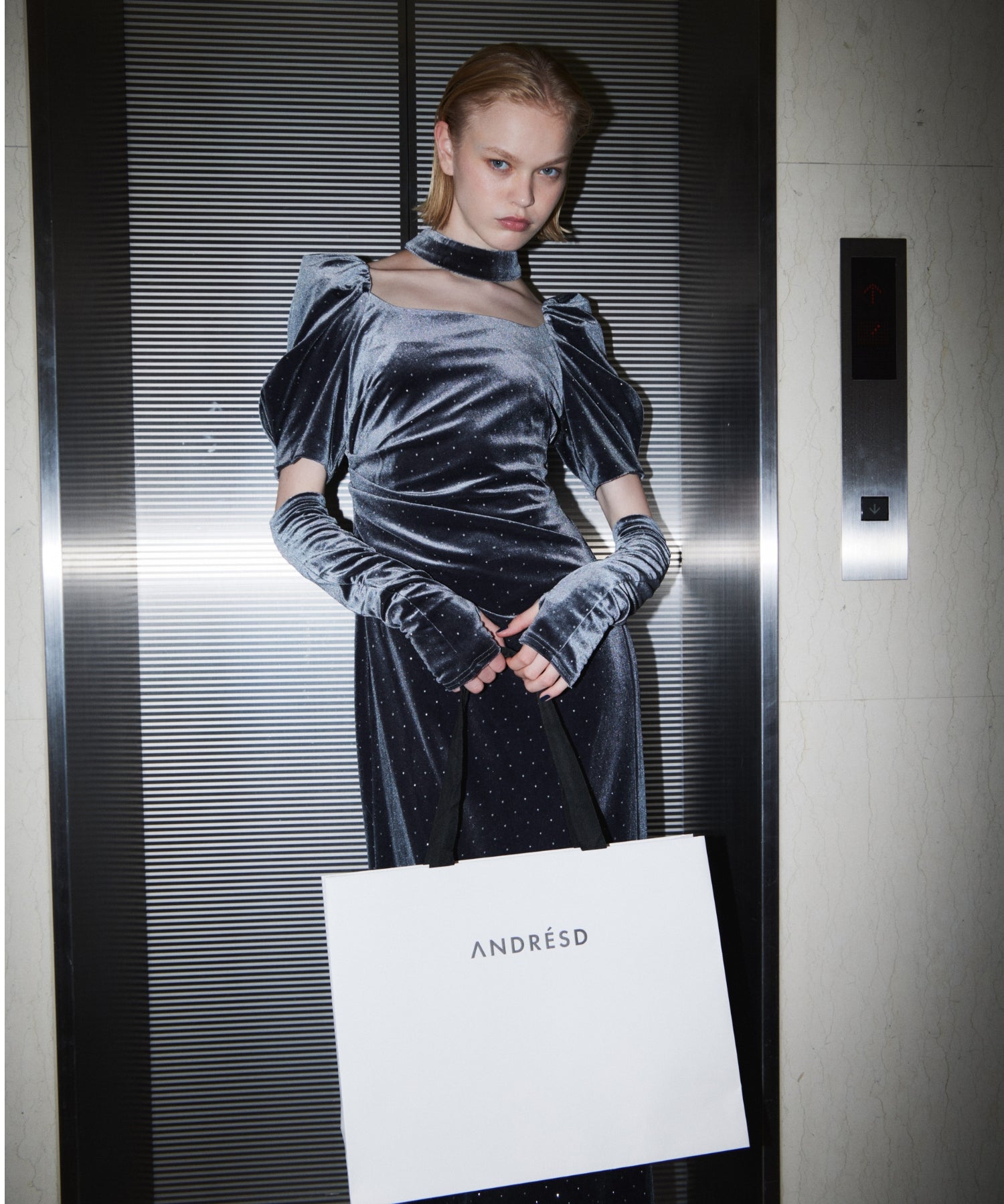 GRINT VELOUR DRESS チャコール 正面アップ着用ポーズ