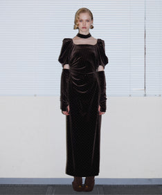 GRINT VELOUR DRESS ダークブラウン 正面全身着用