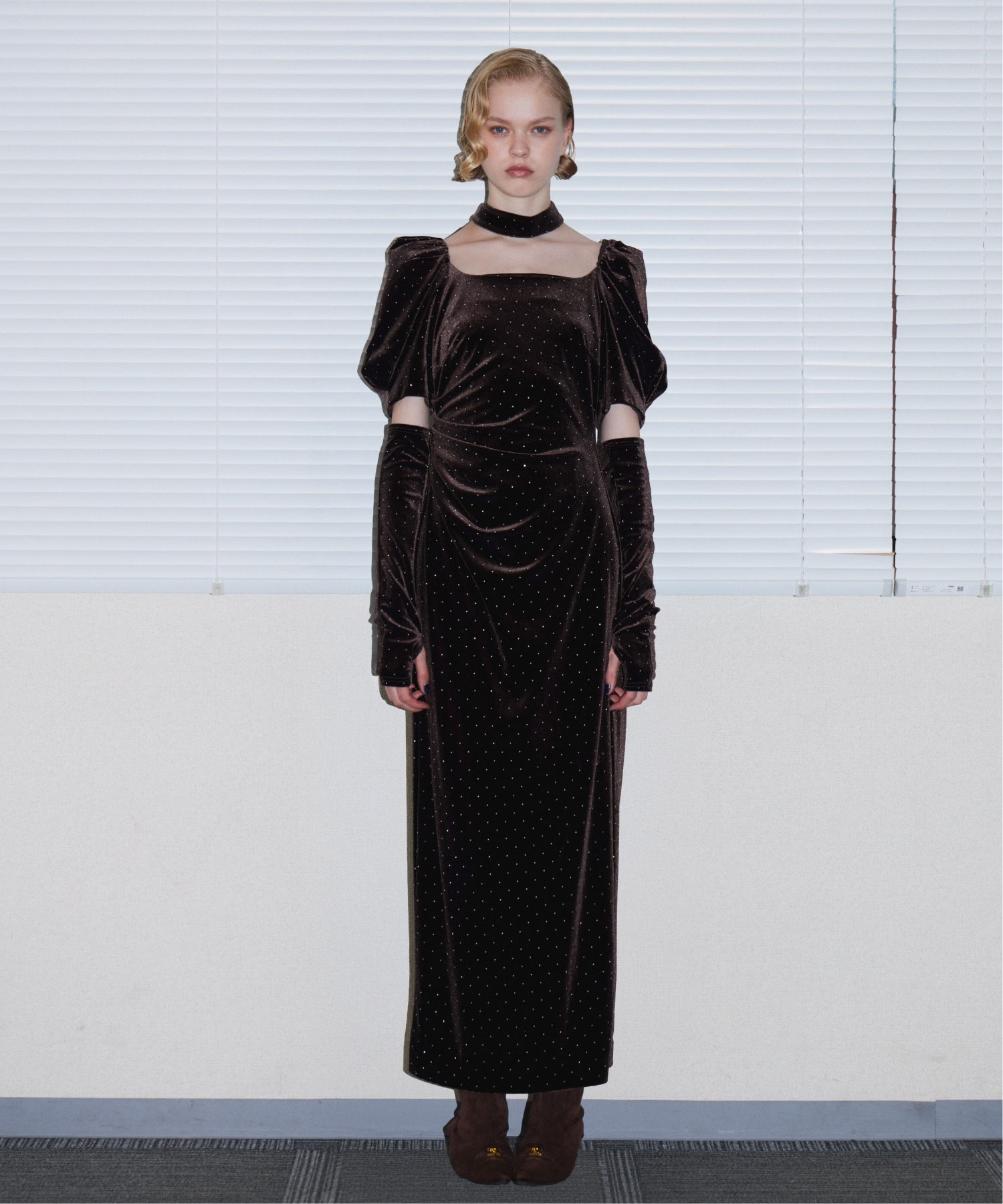 GRINT VELOUR DRESS ダークブラウン 正面全身着用