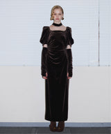 GRINT VELOUR DRESS ダークブラウン 正面全身着用