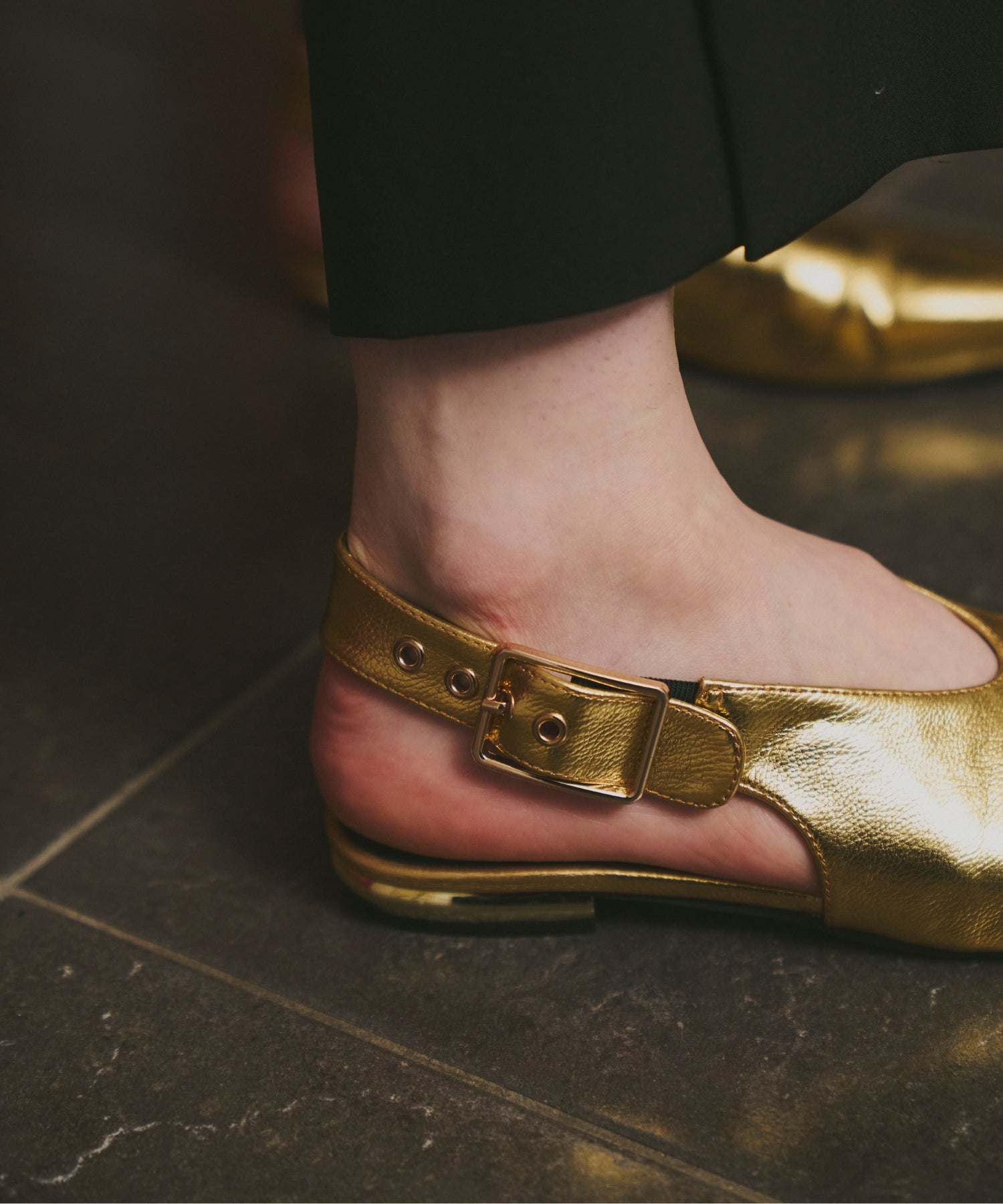 BUCKLE STRAP FLAT SHOES