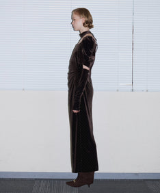 GRINT VELOUR DRESS ダークブラウン 横全身着用