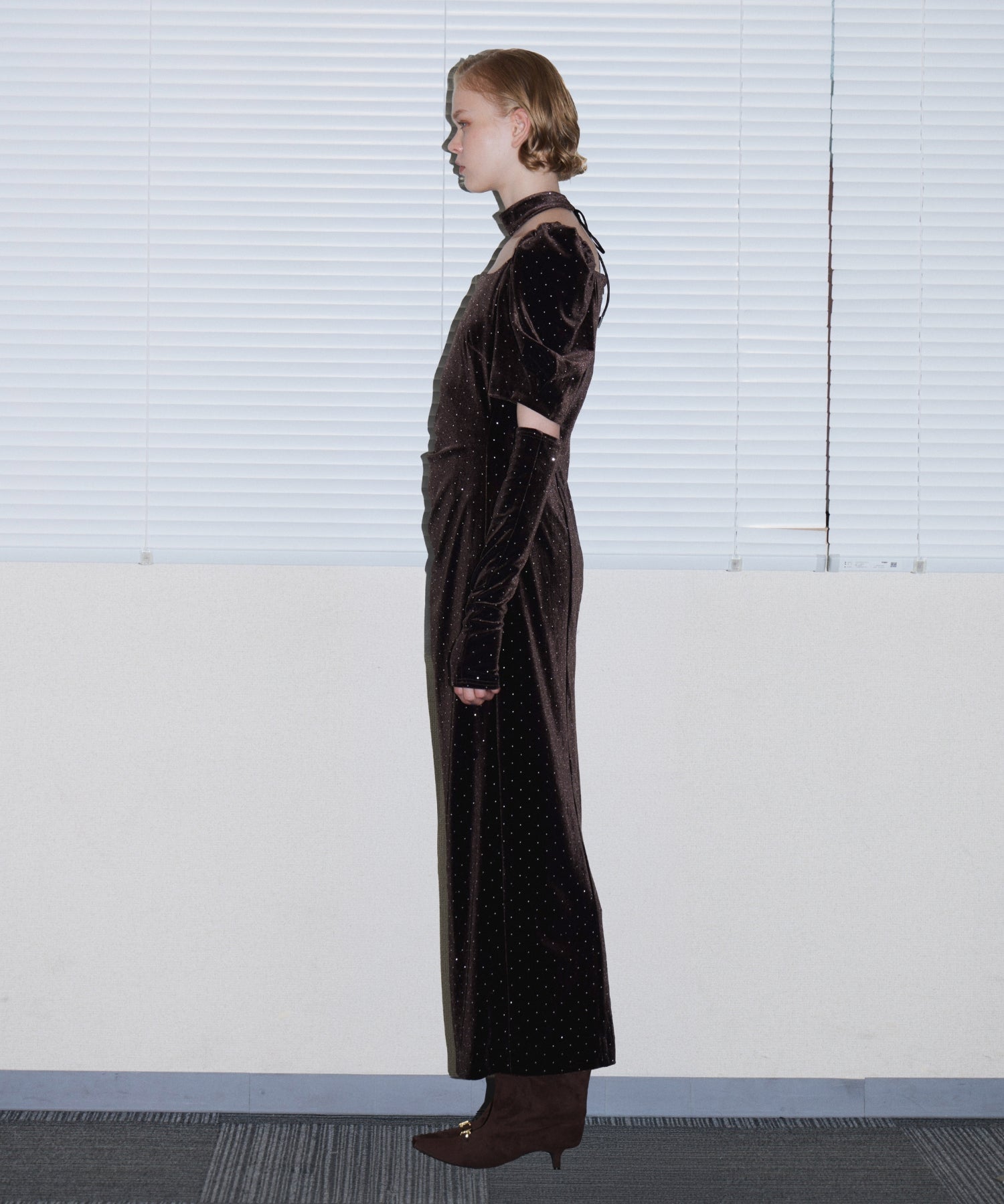 GRINT VELOUR DRESS ダークブラウン 横全身着用