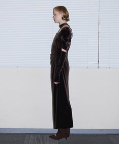 GRINT VELOUR DRESS ダークブラウン 横全身着用