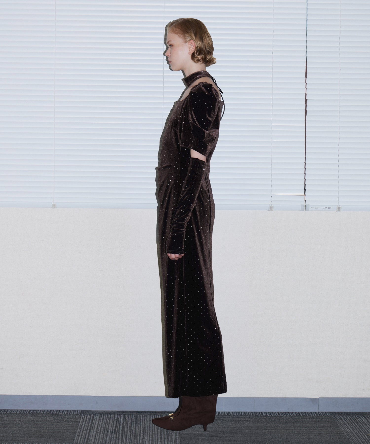 GRINT VELOUR DRESS ダークブラウン 横全身着用