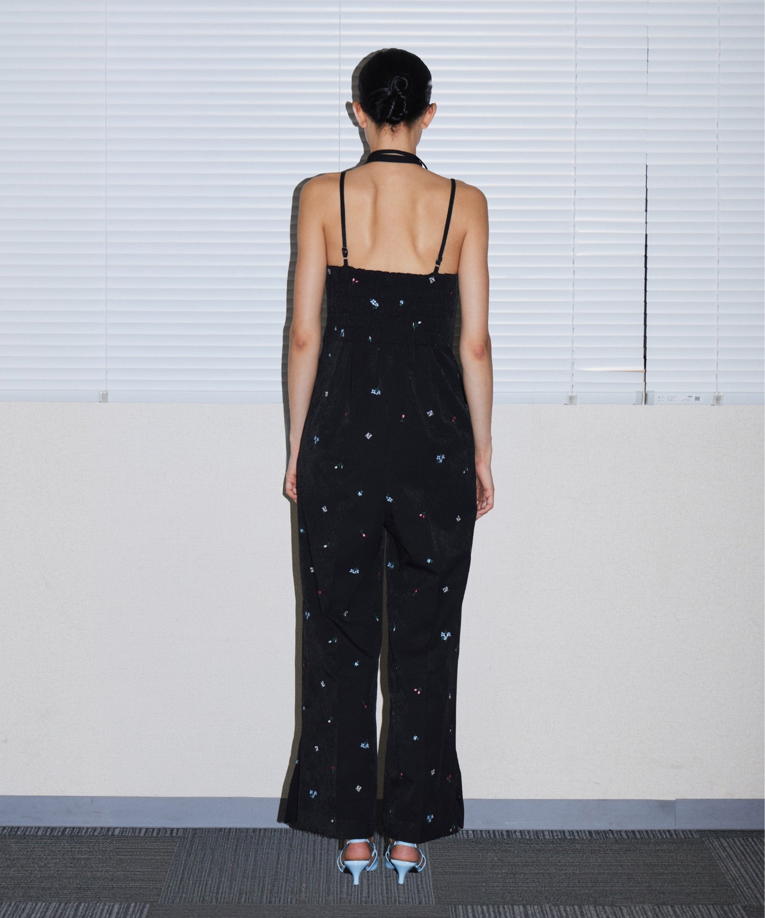 SIGNATURE EMBROIDERY ALL IN ONE  ブラック 後ろ全身