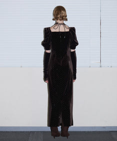 GRINT VELOUR DRESS ダークブラウン 背面全身着用