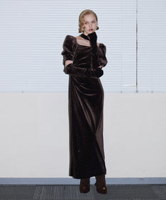 GRINT VELOUR DRESS ダークブラウン 正面全身着用ポーズ