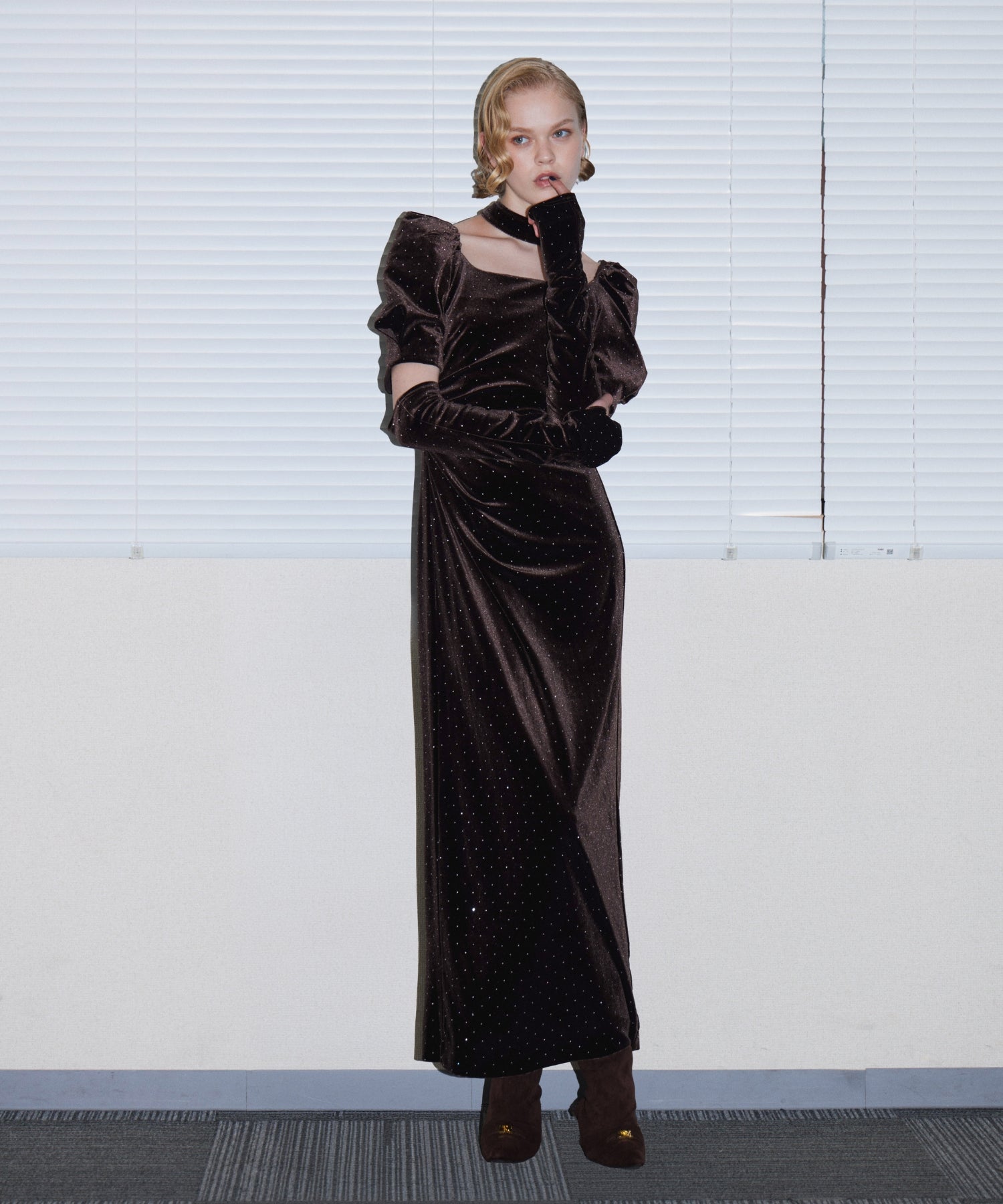 GRINT VELOUR DRESS ダークブラウン 正面全身着用ポーズ