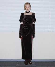 GRINT VELOUR DRESS ダークブラウン 正着全身着用ポーズ