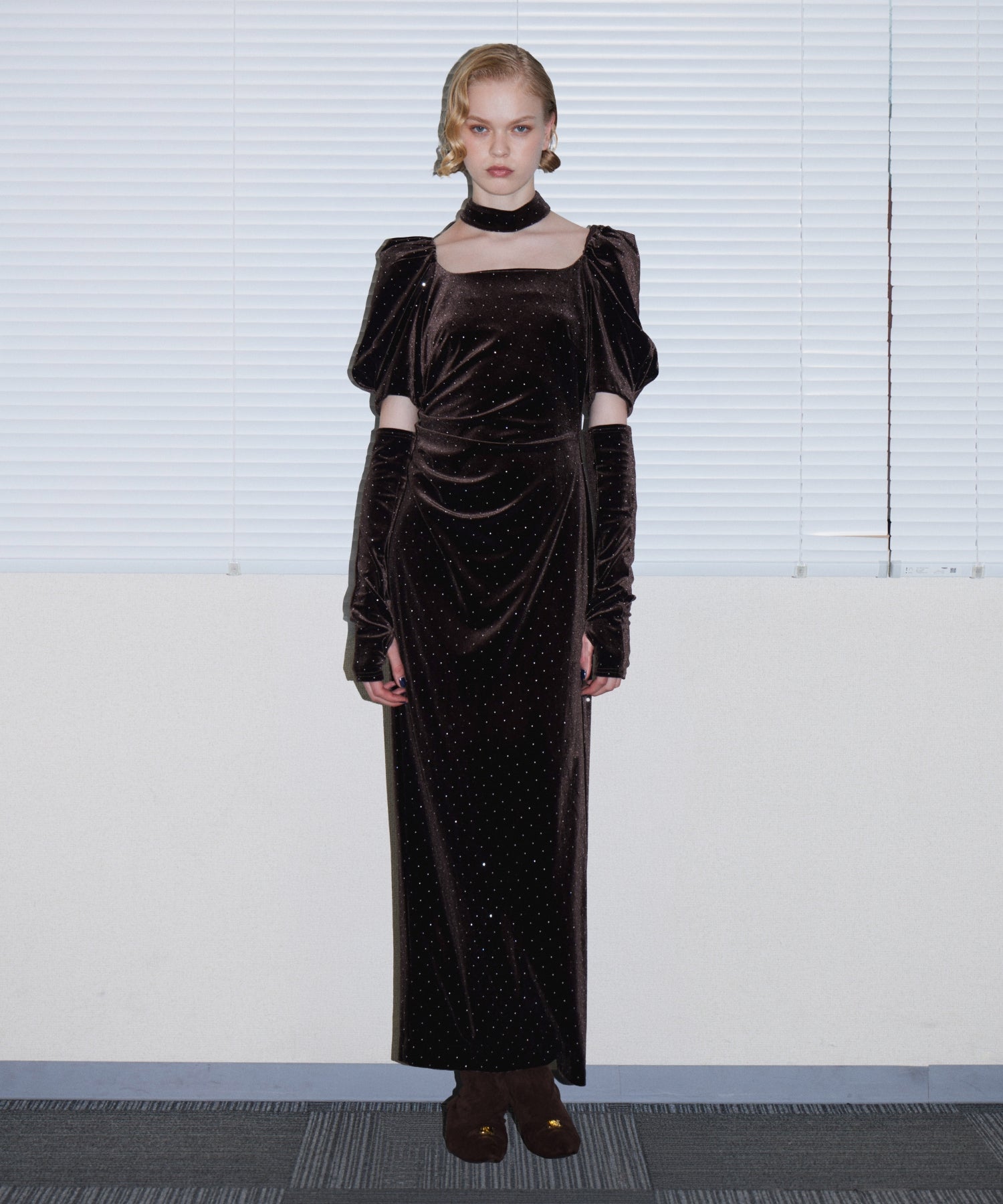 GRINT VELOUR DRESS ダークブラウン 正着全身着用ポーズ