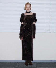 GRINT VELOUR DRESS ダークブラウン 正着全身着用ポーズ