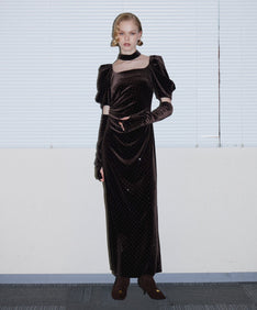GRINT VELOUR DRESS ダークブラウン 正面全身着用ポーズ