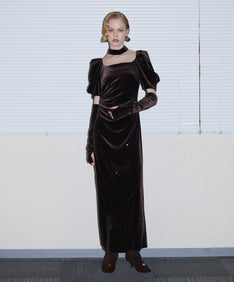 GRINT VELOUR DRESS ダークブラウン 正面全身着用ポーズ