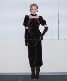 GRINT VELOUR DRESS ダークブラウン 正面全身着用ポーズ