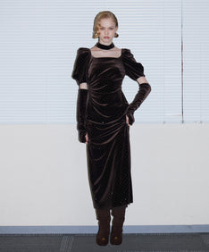 GRINT VELOUR DRESS ダークブラウン 正面全身着用ポーズ